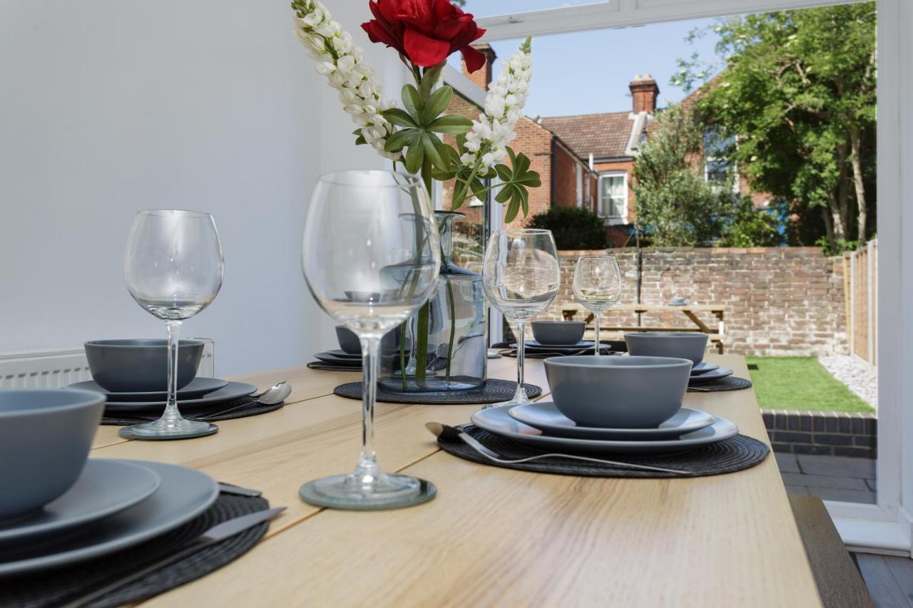 Harold House - Modern Open Plan 4 Bedroom, 3 Bathroom House In Central Southsea, Портсмът Екстериор снимка
