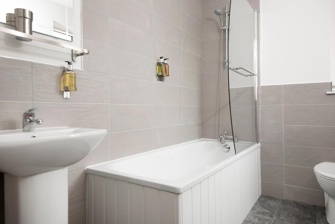 Harold House - Modern Open Plan 4 Bedroom, 3 Bathroom House In Central Southsea, Портсмът Екстериор снимка